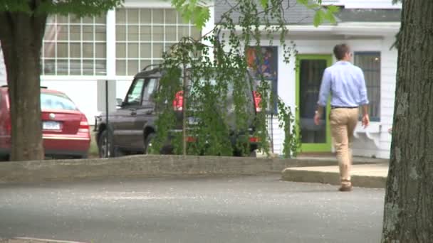 Dos hombres caminando hacia la cabaña — Vídeos de Stock