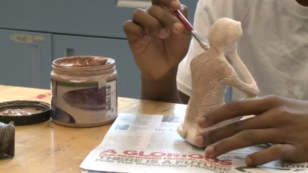 Grammar school student painting in art class (2 de 3 ) — Video