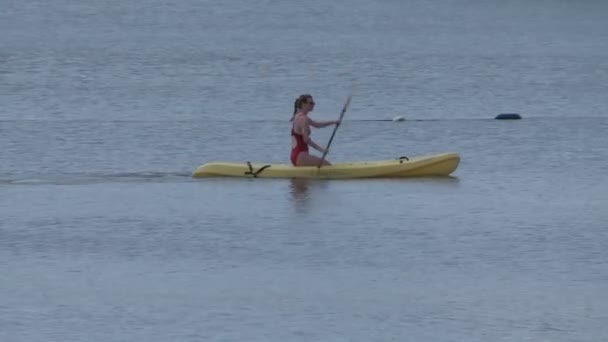 Una persona que practica kayak (1 de 2 ) — Vídeos de Stock
