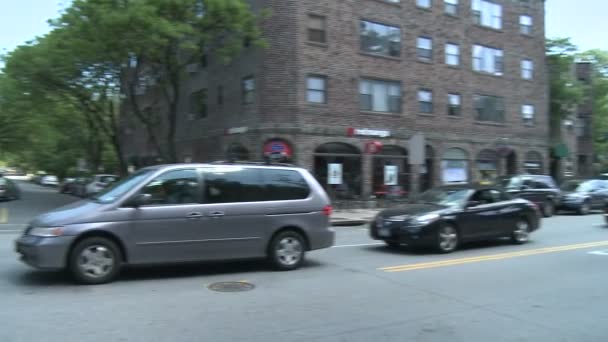 Downtown parked cars with light traffic passing (2 de 3 ) — Video