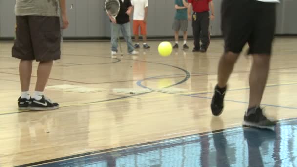 Középiskolás diákok játszik kickball tornaterem (1-10) — Stock videók