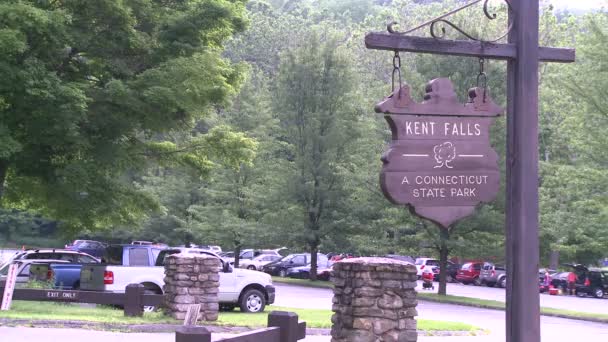 Знак Кент Фоллс в парке штата Коннектикут — стоковое видео
