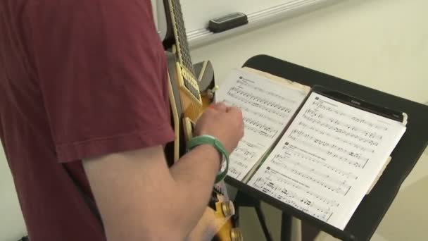 Students reading sheet music in class (9 de 9 ) — Video