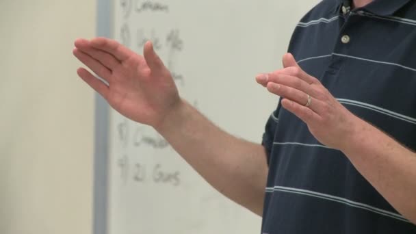 Teacher instructing class (1 de 2 ) — Video
