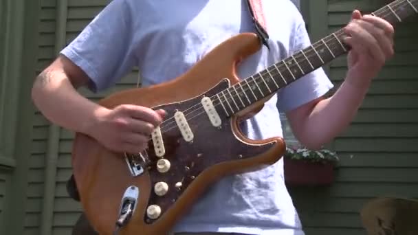 Guitarrista tocando con una banda (1 de 6 ) — Vídeos de Stock