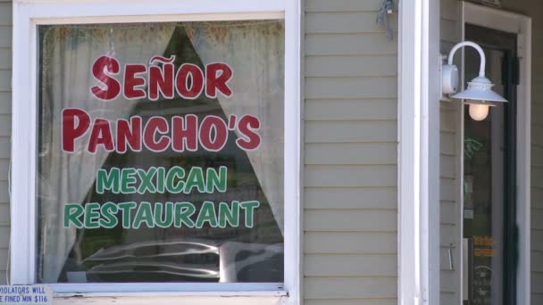 Firma por un restaurante mexicano — Vídeo de stock