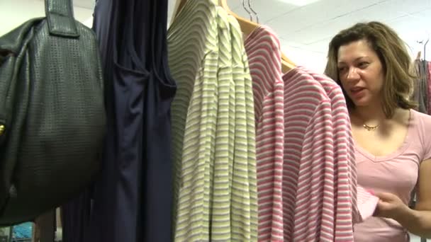 Shopperin betrachtet Kleidungsstück zusammen mit Preisschild (3 von 3) — Stockvideo