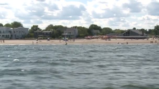 In einem Boot, das das Ufer verlässt. (4 von 5) — Stockvideo