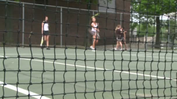 (1 из 5): Старшеклассницы, занимающиеся теннисом. ) — стоковое видео
