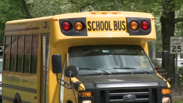 Ônibus escolar pequeno viajando na estrada (4 de 5 ) — Vídeo de Stock