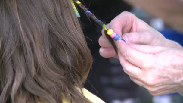 Haar beading op de Craft Fair. — Stockvideo