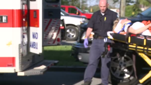 Kvinna rörd av bår i ambulans — Stockvideo