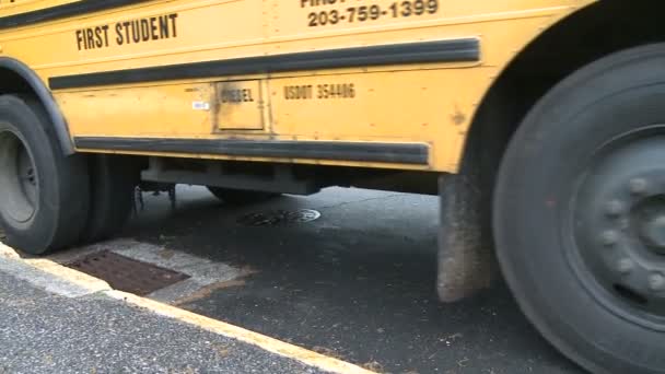 公共汽车离开学校 (1 的3) — 图库视频影像