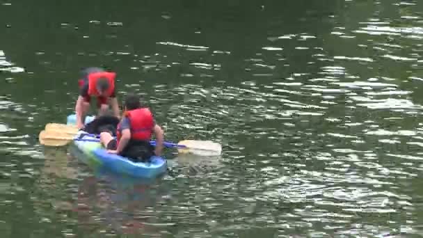 两个年轻男子在一个小皮艇 (1 的2) — 图库视频影像