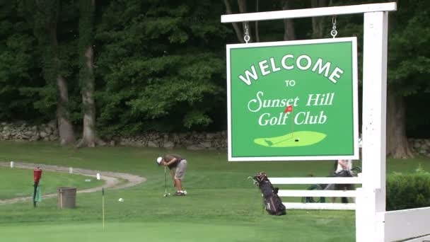 Sinal de boas-vindas do clube de golfe local — Vídeo de Stock