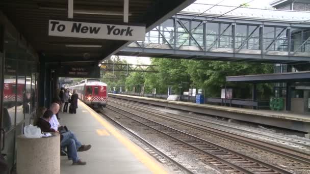 Tren llegando a la estación (2 de 3 ) — Vídeo de stock