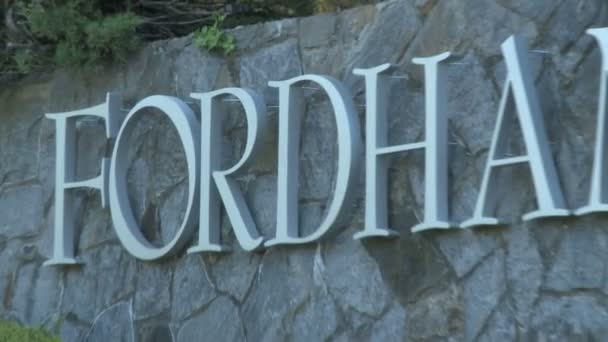 Fordham Üniversitesi işareti — Stok video