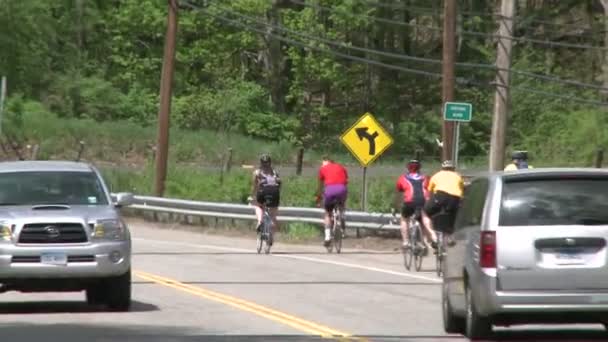 Ciclistas montando junto a la carretera (9 de 9 ) — Vídeos de Stock