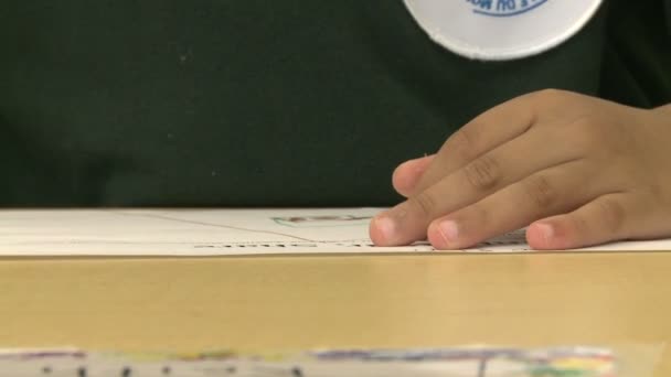 Dibujo del estudiante de primaria con crayón en el aula (5 de 7 ) — Vídeos de Stock