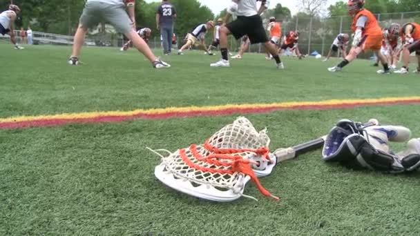 Lacrosse apparatuur opleggen van het veld (2 van 2) — Stockvideo
