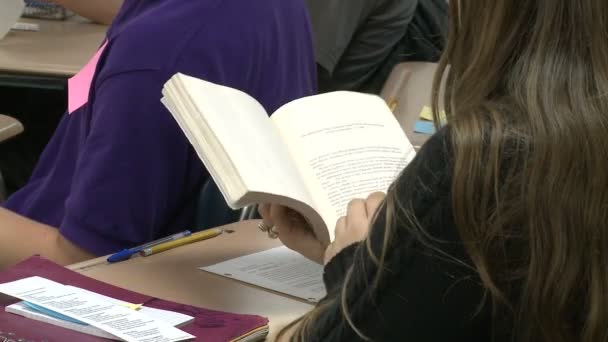 Middelbare scholieren, lezen in de klas. (1 van 3) — Stockvideo