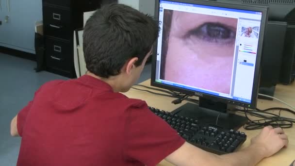 Studente della scuola di grammatica guardando lo schermo del computer (3 di 3 ) — Video Stock