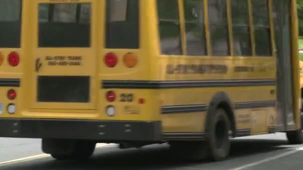 Ônibus escolar pequeno viajando na estrada (5 de 5 ) — Vídeo de Stock
