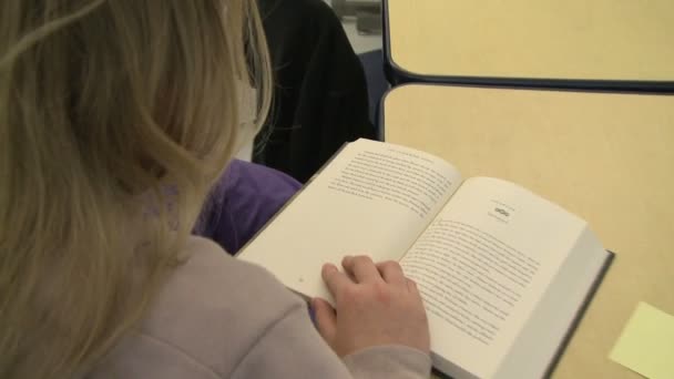 文法学校学生读一本书 (2 的2) — 图库视频影像