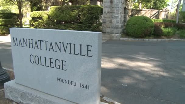 Señal del Colegio de Manhattanville (1 de 2 ) — Vídeo de stock