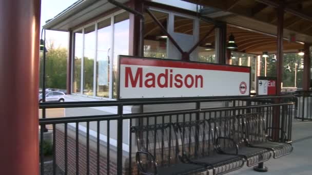 Un treno in arrivo alla stazione di Madison (2 su 2 ) — Video Stock