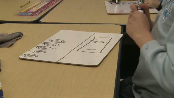 Estudante da escola de gramática usando marcadores mágicos (8 de 8 ) — Vídeo de Stock