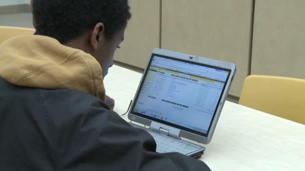 Estudiante mirando la computadora en el aula (4 de 5 ) — Vídeos de Stock