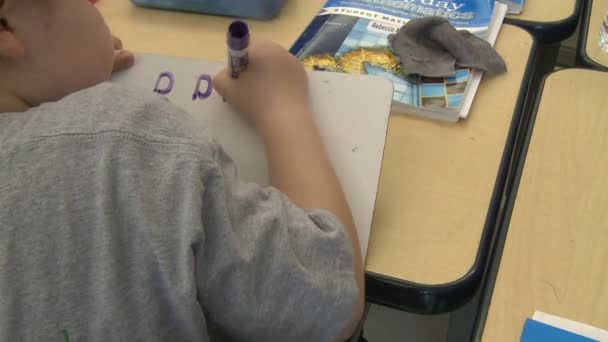 Uczeń gimnazjum przy użyciu Magic markerów (3 z 8) — Wideo stockowe