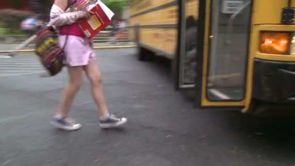 Menina corre para ônibus — Vídeo de Stock