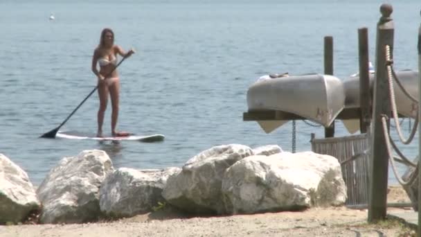 Paddle boarding at the beach (2 de 2 ) — Video