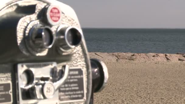 Платити за перегляд бінокль з видом на пляж (2 з 3) — стокове відео