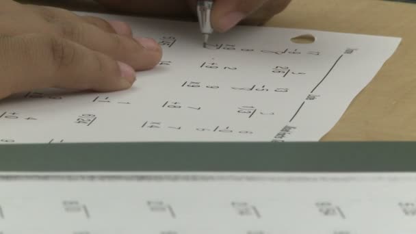 Siswa sekolah tata bahasa mengikuti tes (4 dari 4) ) — Stok Video
