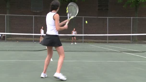 High school flickor på tennis praxis (1 av 6) — Stockvideo