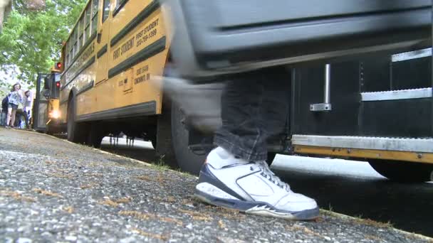 Alunos a entrar no autocarro. (3 de 3) ) — Vídeo de Stock