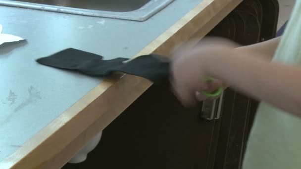 Grammar school student snijden bouw papier — Stockvideo