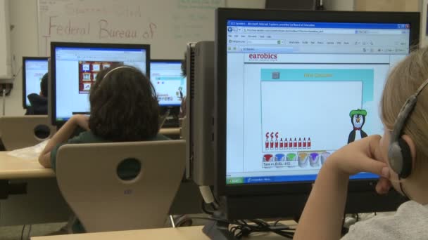 Grammar school students using computer in classroom (9 de 11 ) — Video