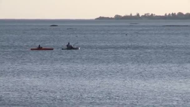 Dos kayaks a lo largo de la orilla del mar (3 de 3 ) — Vídeo de stock