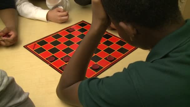 Γυμνάσιο οι μαθητές παίζουν επιτραπέζιο παιχνίδι (3 από 3) — Αρχείο Βίντεο