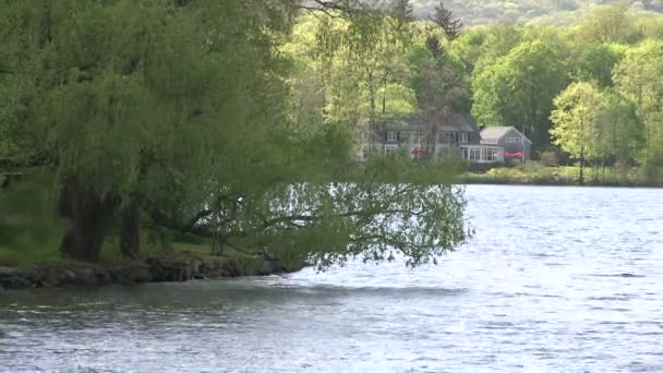 Hütte in der Ferne über Wasser — Stockvideo