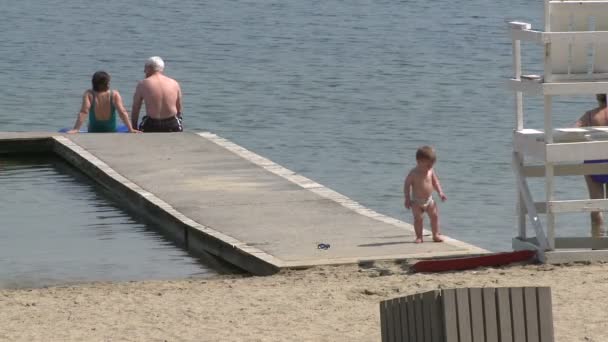 Relajarse en el paseo marítimo de la playa (2 de 9 ) — Vídeos de Stock