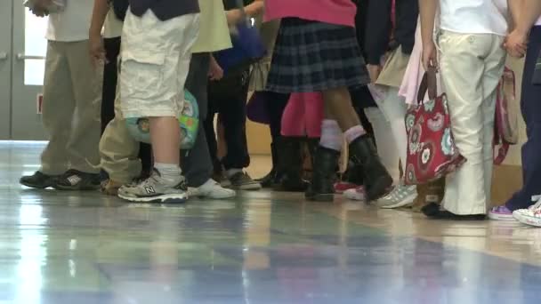 Gymnasiasten stehen in der Halle Schlange (1 von 2)) — Stockvideo