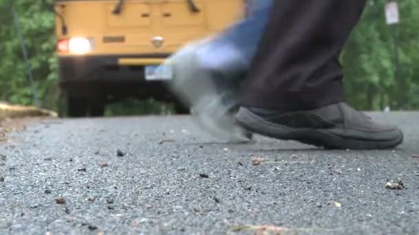 Os autocarros saem da escola. (2 de 2) ) — Vídeo de Stock