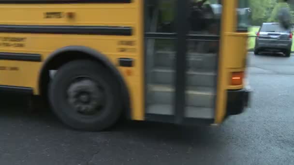 Buses leave the school (2 of 3) — Stock Video