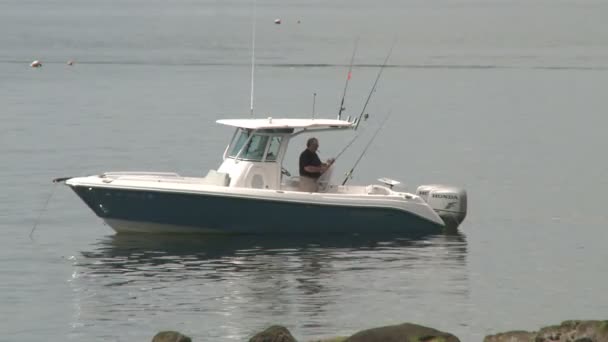 Rybářský člun hned u pobřeží — Stock video