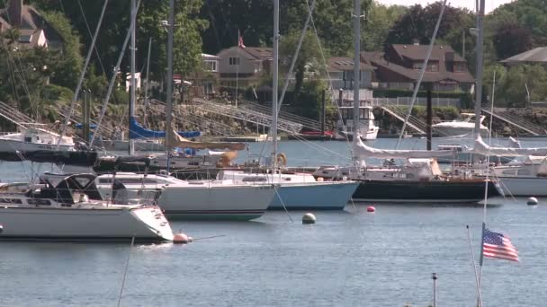 Un pequeño puerto con barcos atracados. (2 de 2 ) — Vídeos de Stock